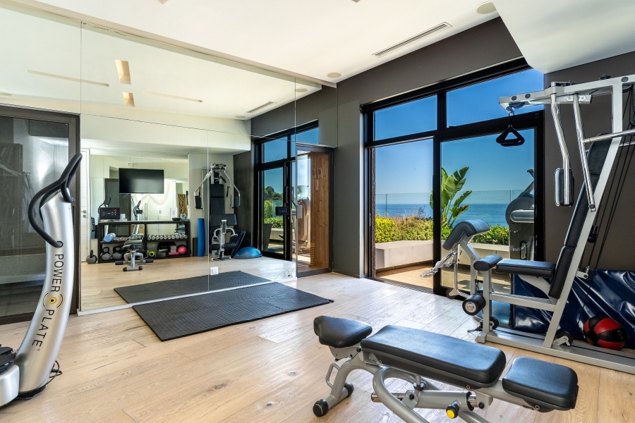 To Let 6 Bedroom Property for Rent in Clifton Western Cape